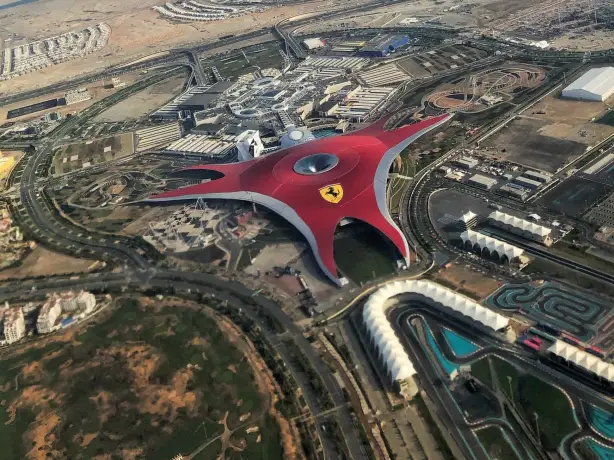 Ferrari World von oben in Abu Dhabi