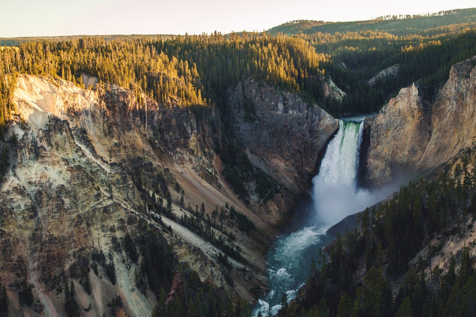Aussicht auf den Wasserfall des Grand Canyons im Yellowstone Nationalpark