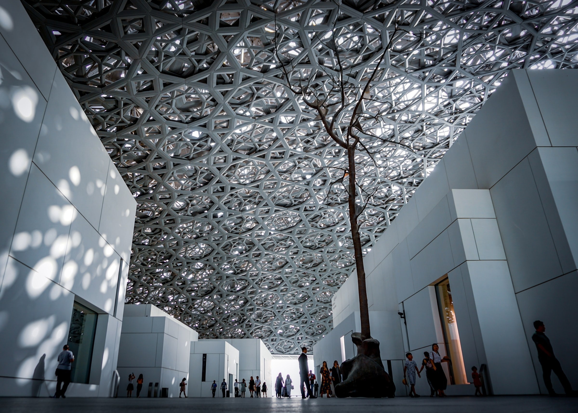 Weißes Museum mit verschnörkeltem Dach in Abu Dhabi