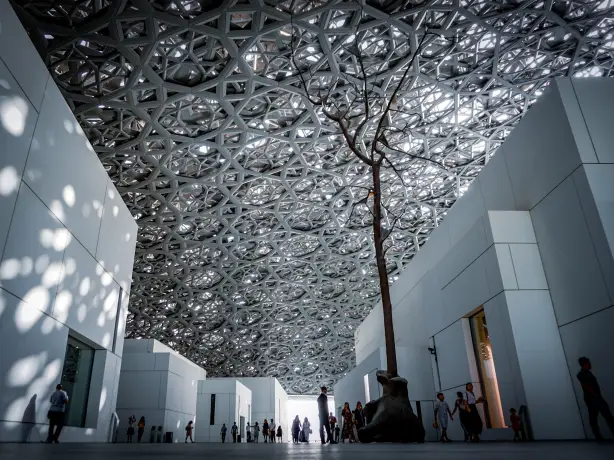 Weißes Museum mit verschnörkeltem Dach in Abu Dhabi