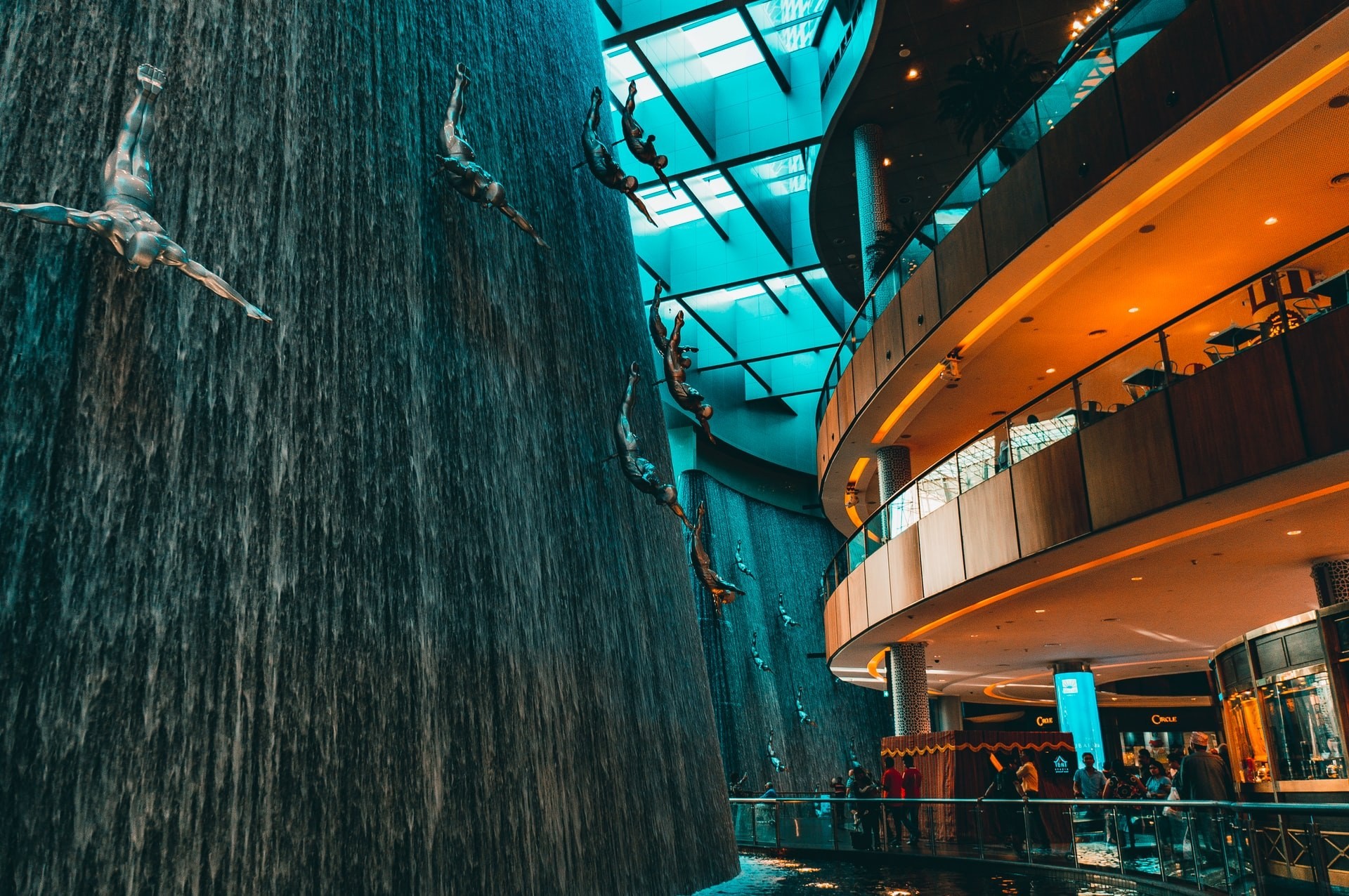 Indoor Wasserfall in der Mall von Dubai