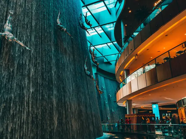 Indoor Wasserfall in der Mall von Dubai