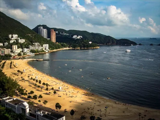 Strand met wolkenkrabbers op de achtergrond in Hong Kong