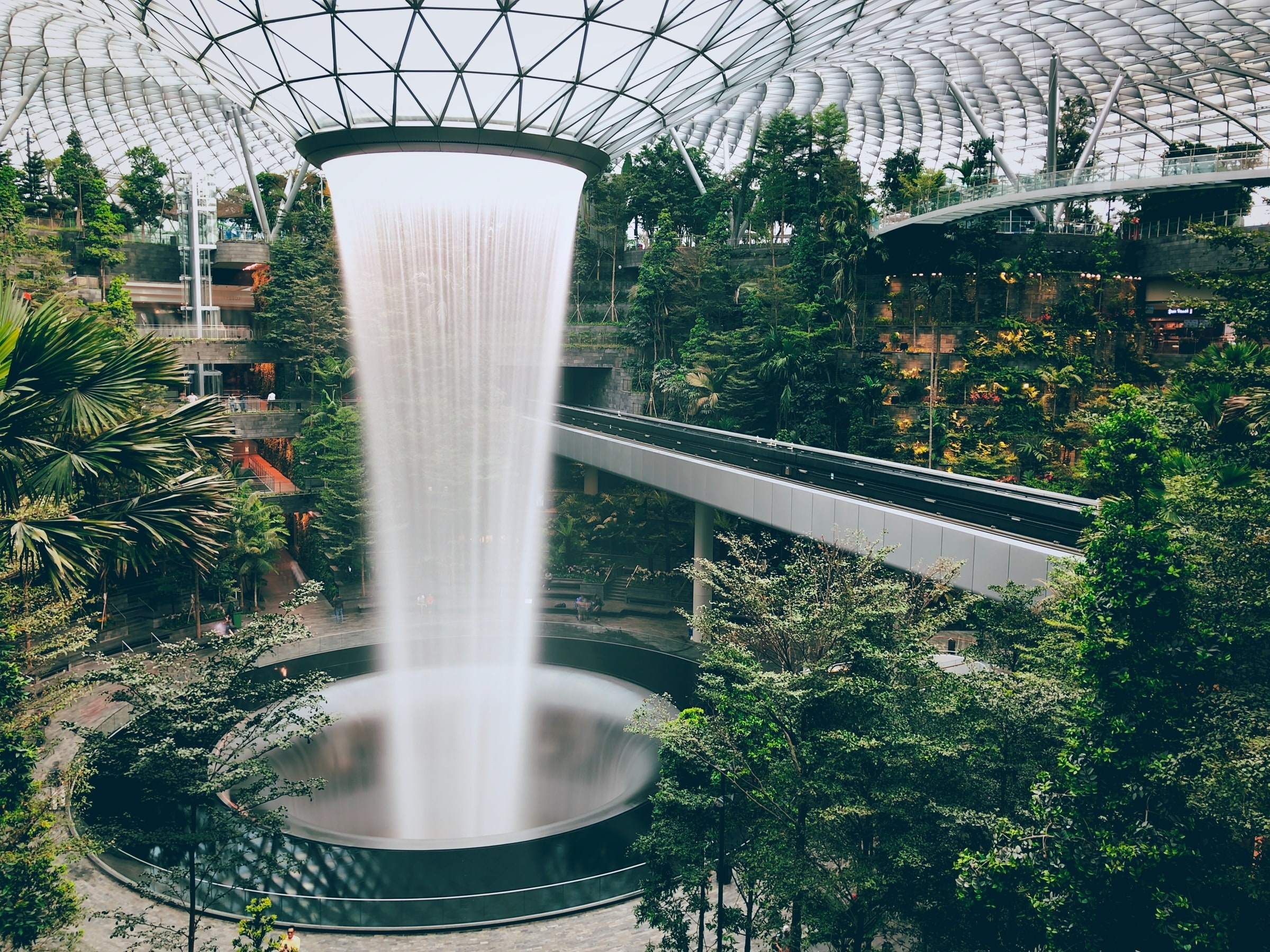 Indoor Wasserfall im Flughafen von Singapur