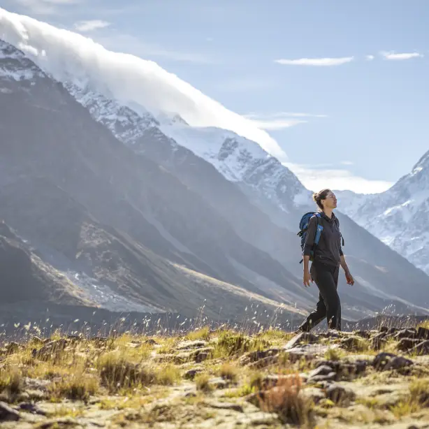 Frau wandert vor Bergpanorama in Neuseeland