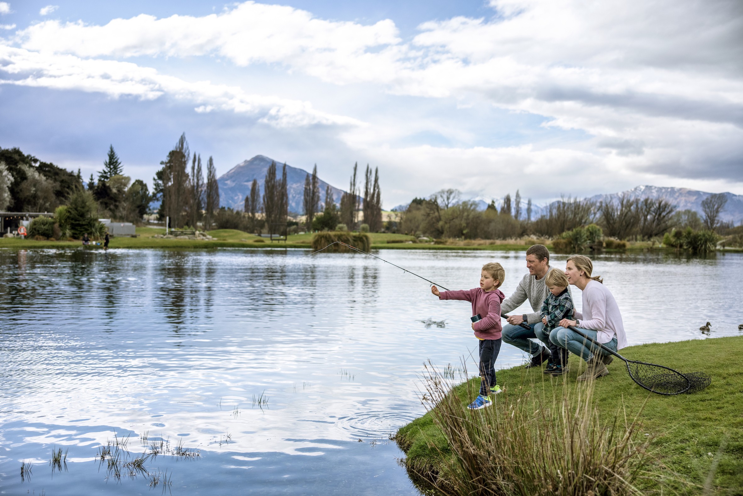 Angeln mit der Familie an einem See in Wanaka.