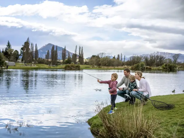 Angeln mit der Familie an einem See in Wanaka.