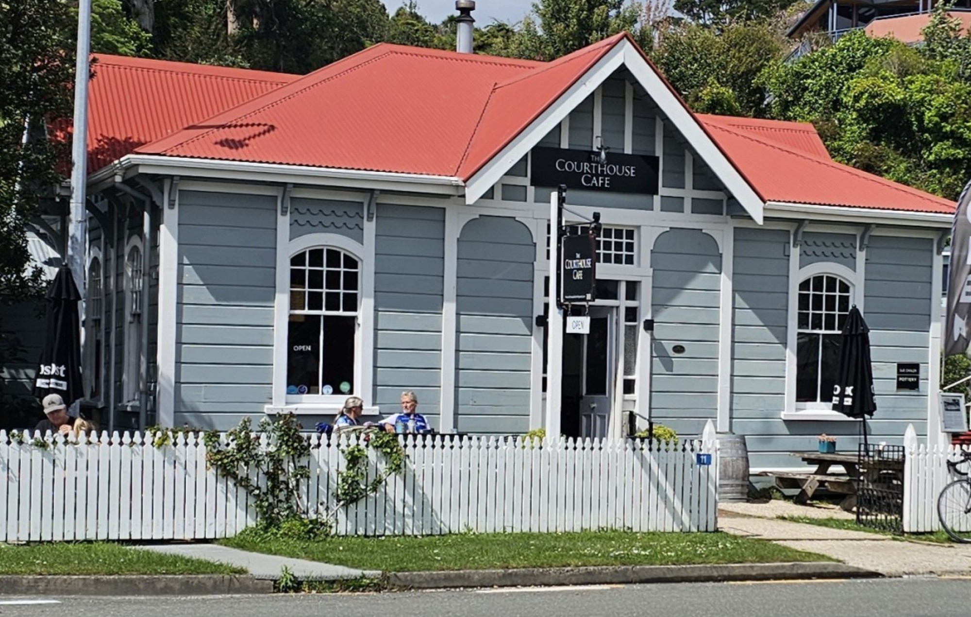 A cafe by the road in Collingwood, New Zealand