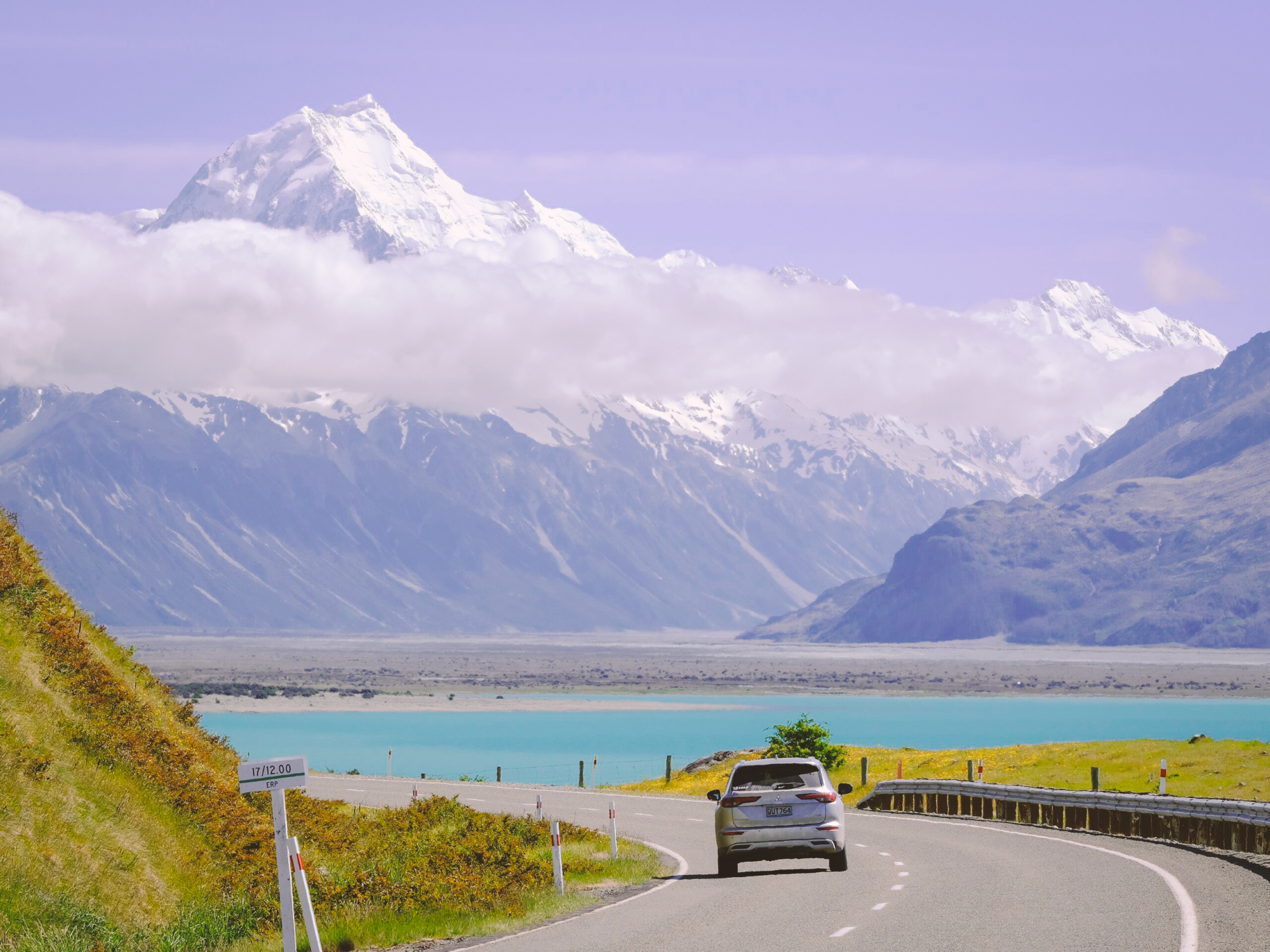 Een autorit over een schilderachtige weg langs het turquoise water van Lake Pukaki, richting de met sneeuw bedekte toppen van Aoraki Mount Cook, een autorondreis door Nieuw-Zeeland