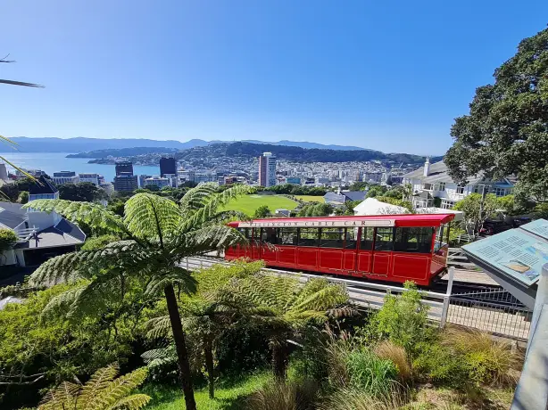 Wellington Cable Car und Ausblick auf die Stadt