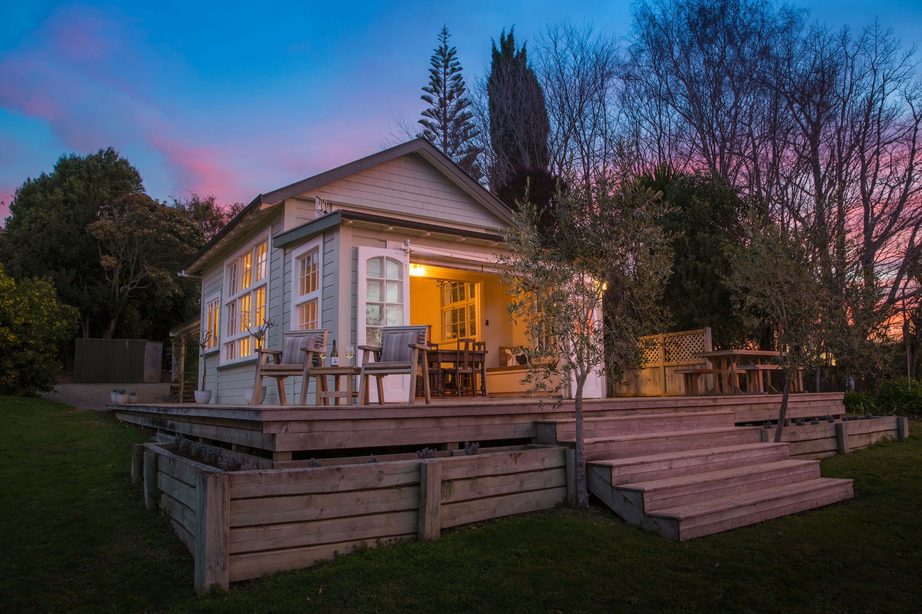 Kleines Holzhaus auf Veranda bei Sonnenuntergang in Neuseeland