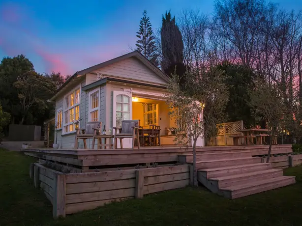 Kleines Holzhaus auf Veranda bei Sonnenuntergang in Neuseeland