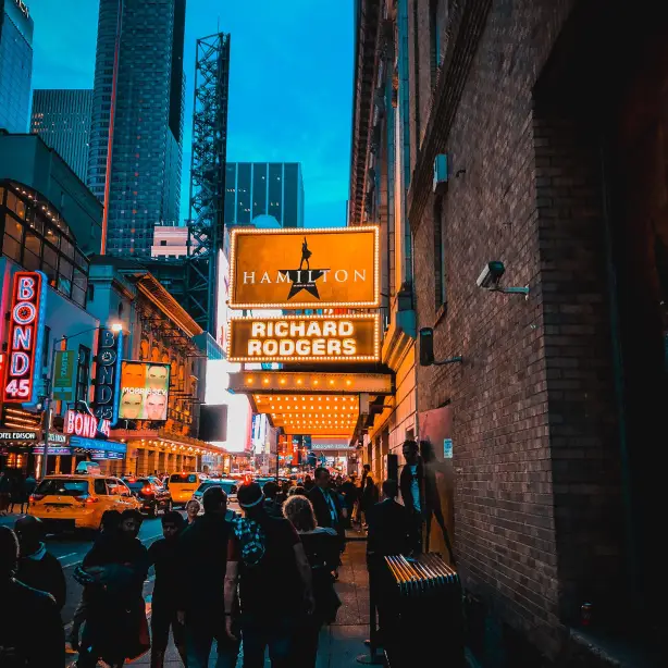Een straatje op Broadway met een uithangbord van de musical Hamilton