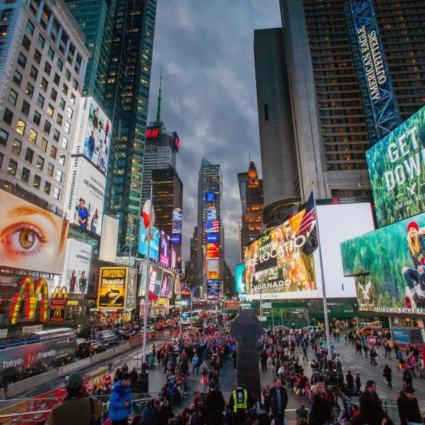 Times Square in New York met neon-borden en wolkenkrabbers, veel mensen