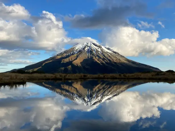 Schneebedeckter Berg spiegelt sich in Wasser in neuseeland