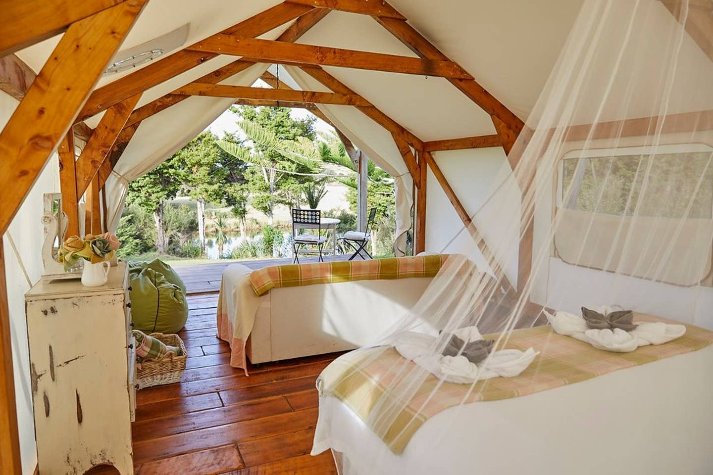 Glamping Zelt mit Bett und Couch in Neuseeland