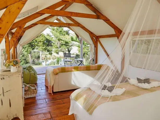 Glamping Zelt mit Bett und Couch in Neuseeland