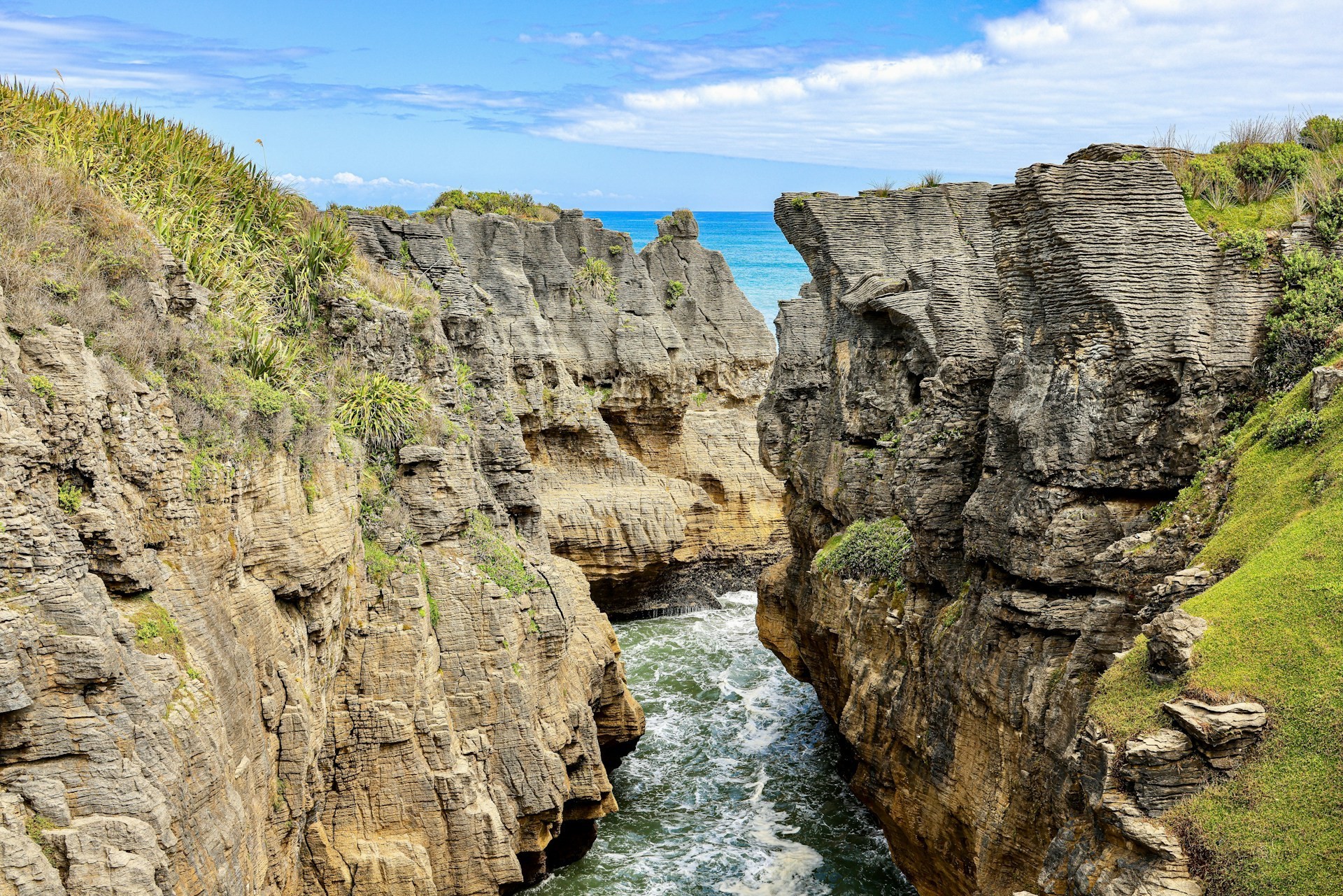 Felscanyon zum Meer hinführend in Neuseeland
