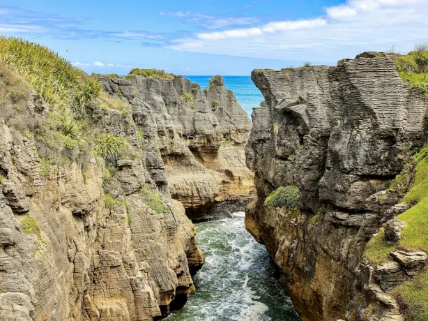 Felscanyon zum Meer hinführend in Neuseeland