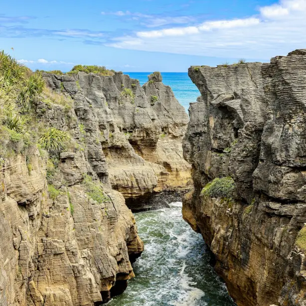 Felscanyon zum Meer hinführend in Neuseeland