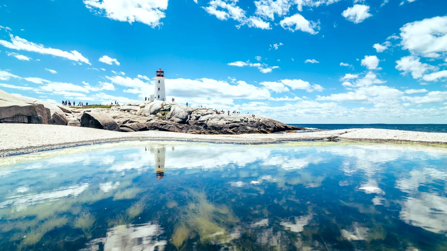Felsküste mit Leuchtturm in Kanada