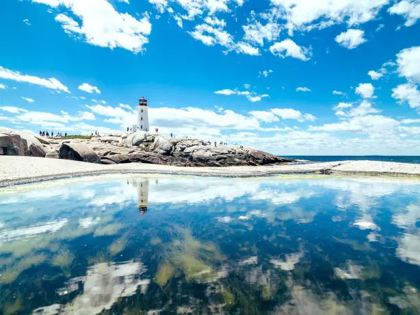 Felsküste mit Leuchtturm in Kanada