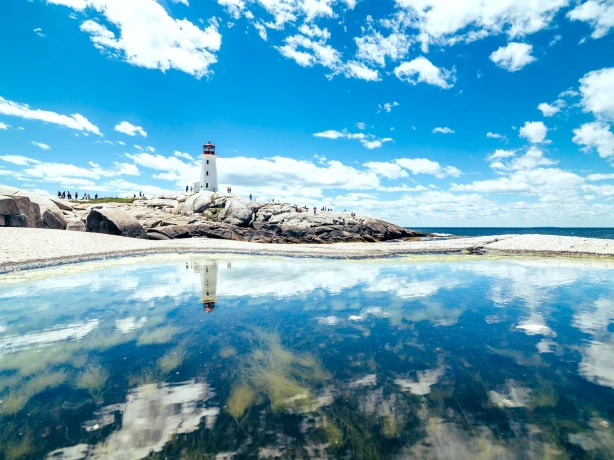 Felsküste mit Leuchtturm in Kanada
