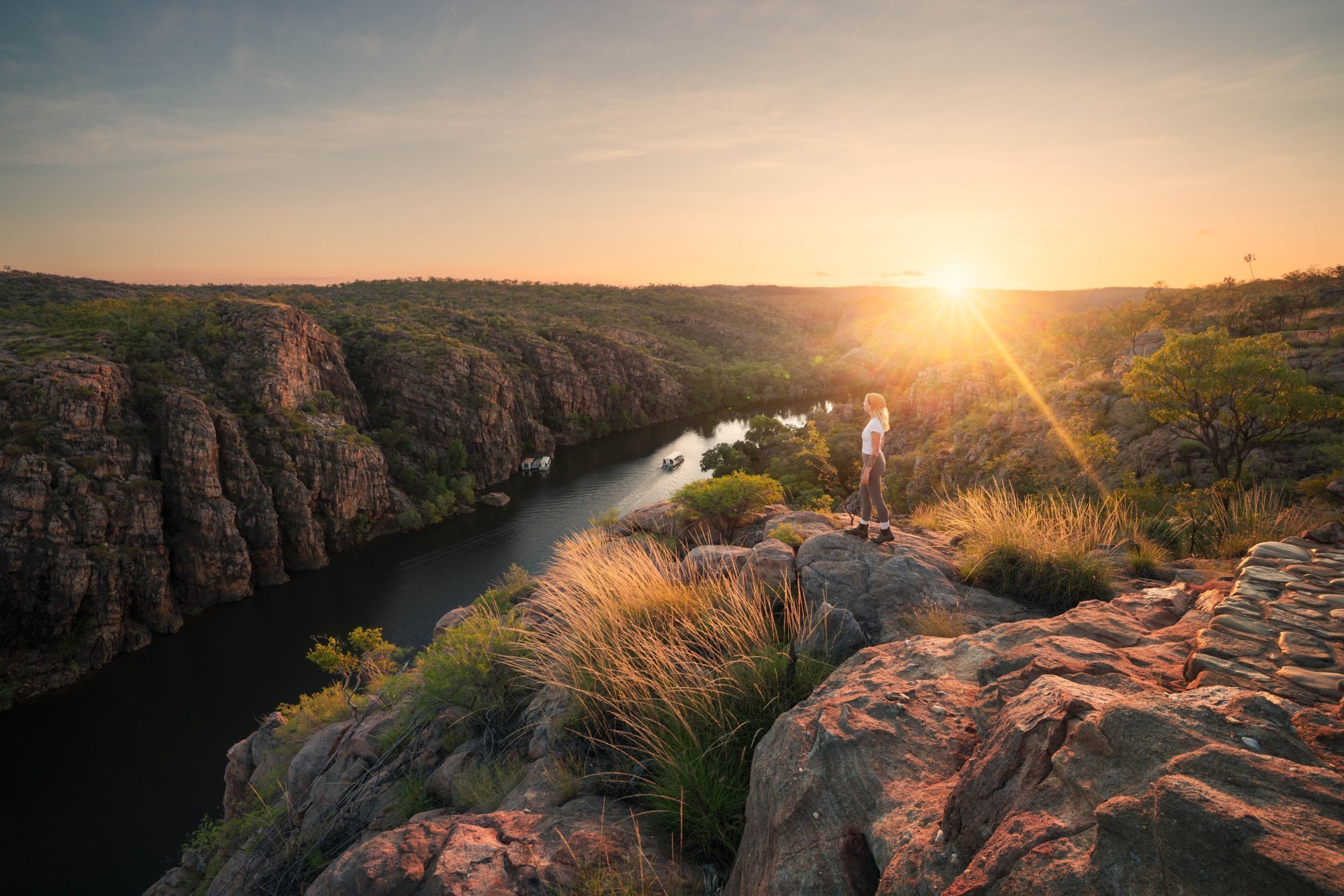 Eine Frau steht auf einem Felsen mit Blick auf den Nitmiluk-Nationalpark in Australien