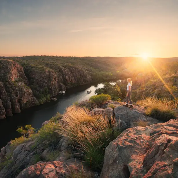 Eine Frau steht auf einem Felsen mit Blick auf den Nitmiluk-Nationalpark in Australien
