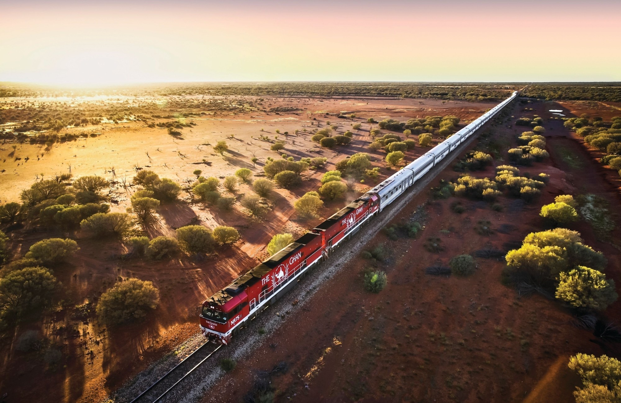Fahrender Zug The Ghan im Outback Australiens