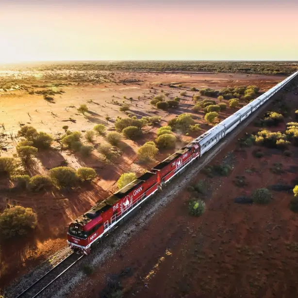 Fahrender Zug The Ghan im Outback Australiens