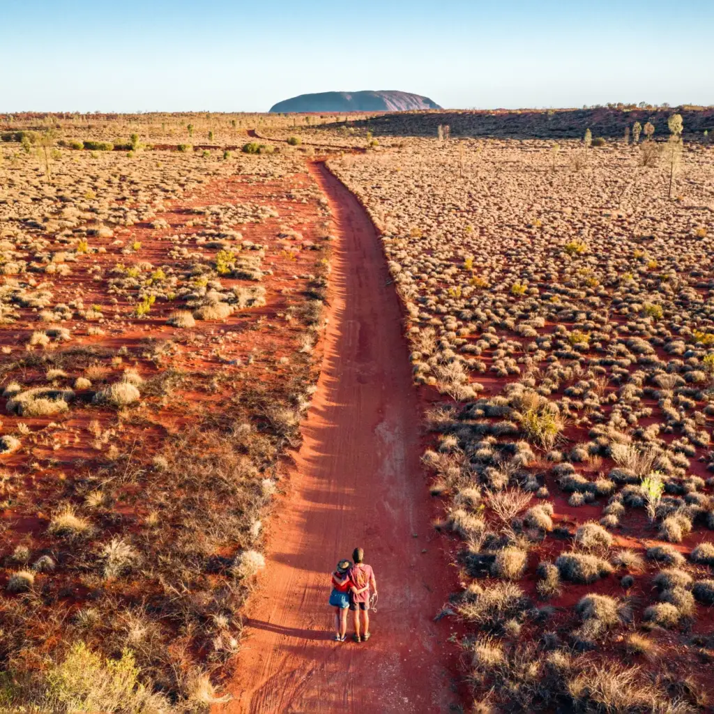 Zwei Menschen, die im Red Centre im Northern Territory, Australien, spazieren gehen.