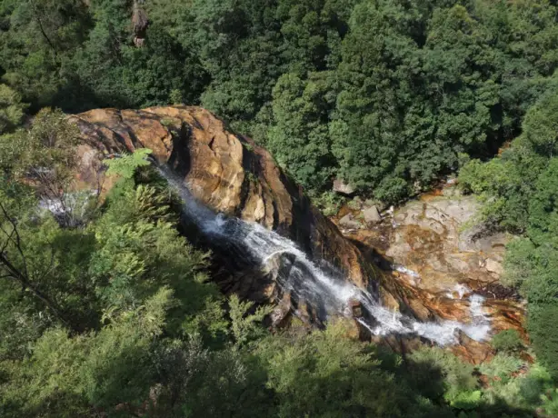 Wasserfall stürzt Fels runter in Australien