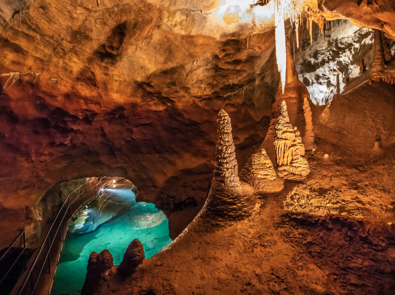 Tropfsteinhöhle mit See in Australien