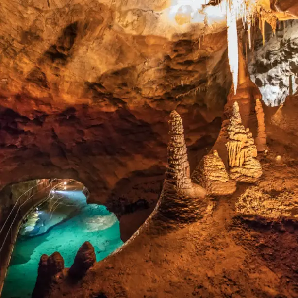Tropfsteinhöhle mit See in Australien