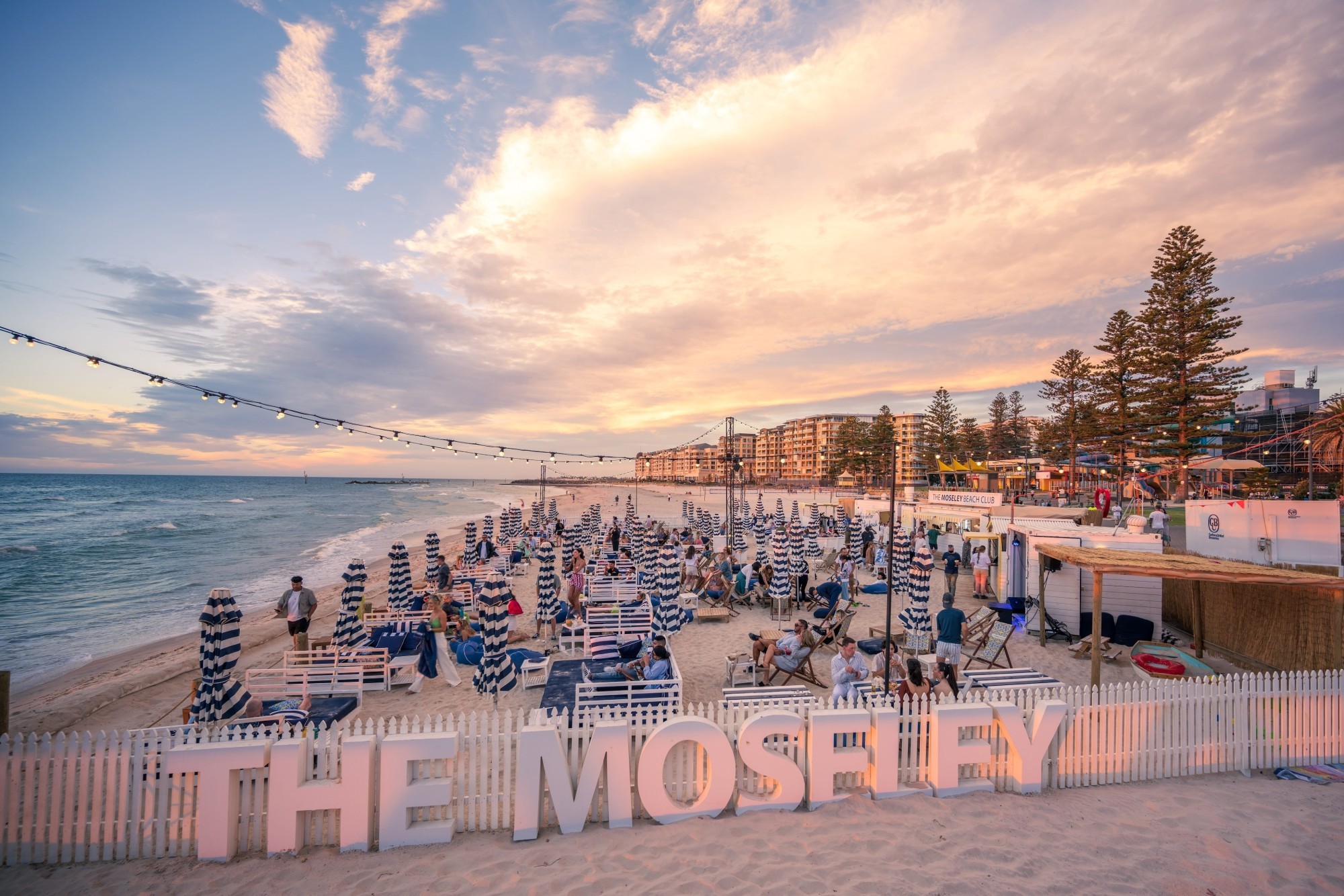 Menschen, die sich am Adelaide Beach entspannen.