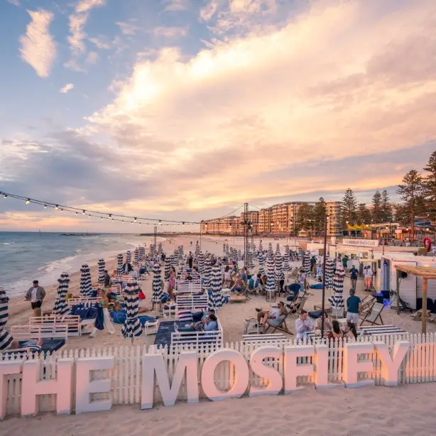 Menschen, die sich am Adelaide Beach entspannen.