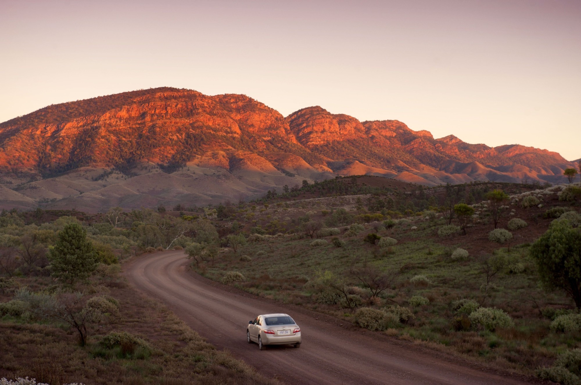 Ein Auto fährt durch die Flinders Ranges in Australien.