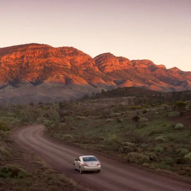 Ein Auto fährt durch die Flinders Ranges in Australien.