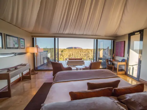 Eine luxuriöse Glamping-Unterkunft mit Blick auf den Uluru National Park Australien