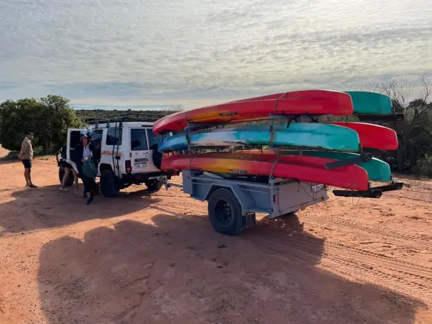 Surfbretter auf einem Van-Anhänger