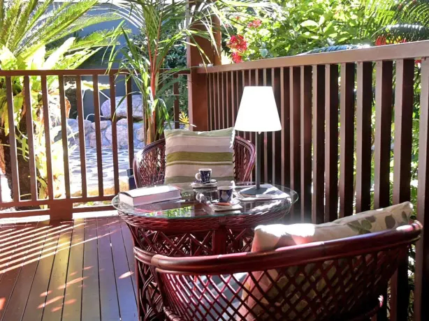 Gemütliche bequeme Sitze im Garten mit zwei Tassen Kaffee auf dem Tisch.