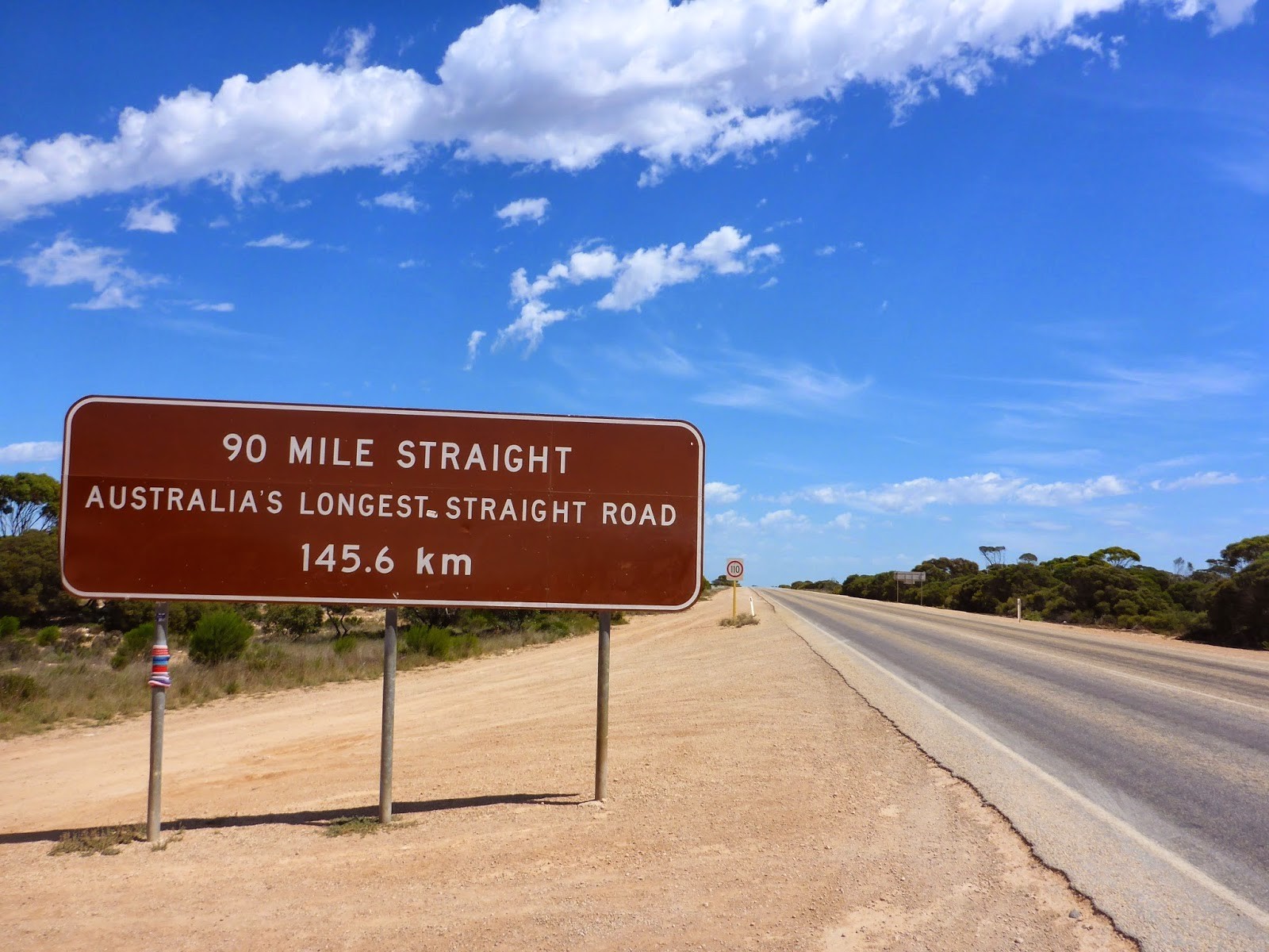 Schild an der Eyre Highway, Australiens längster gerader Straße.