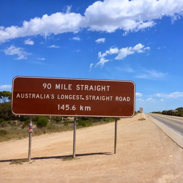 Schild an der Eyre Highway, Australiens längster gerader Straße.