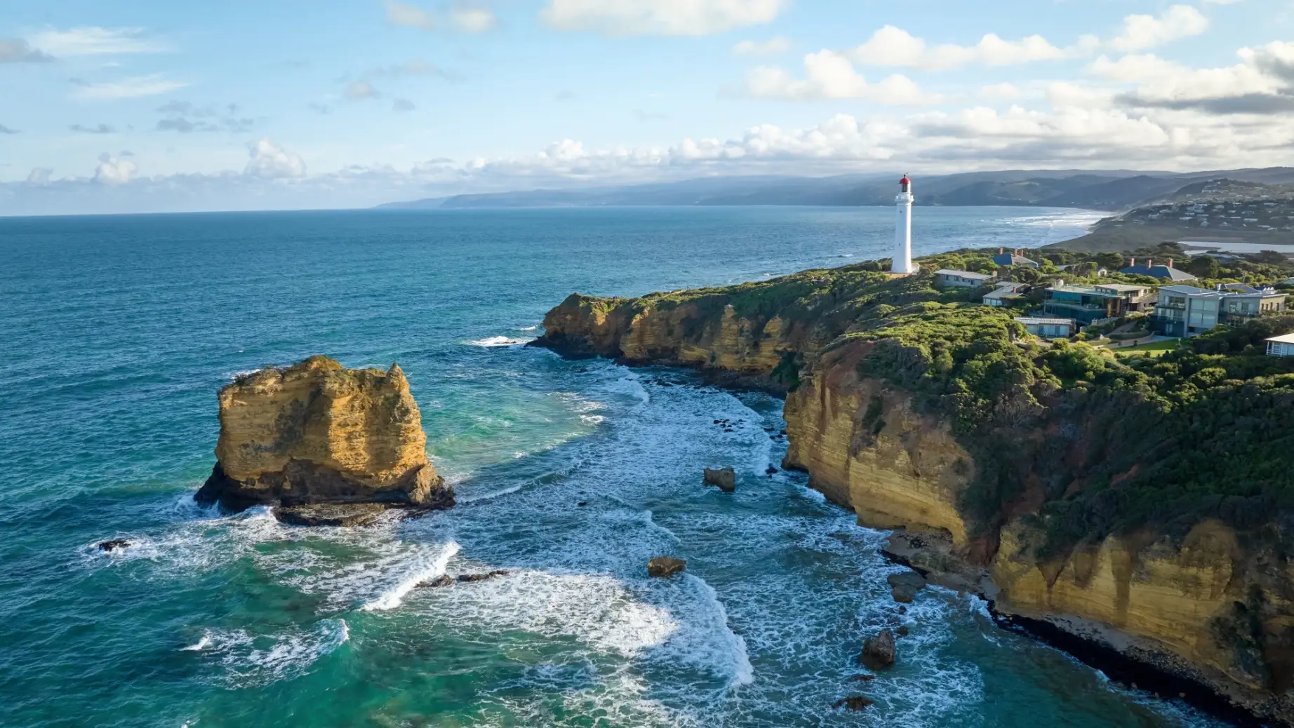 Küste mit Felsen und hohen Klippen in Australien