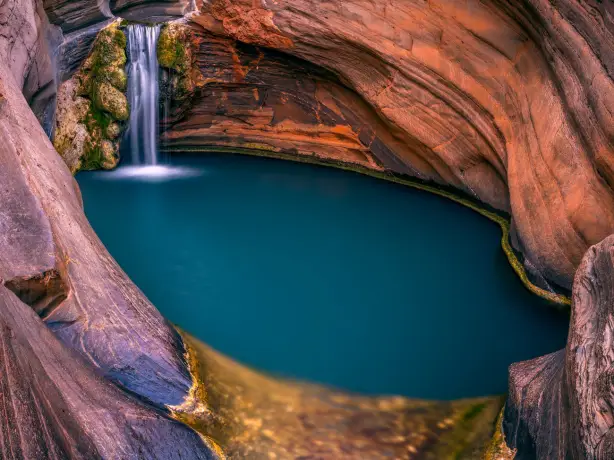 Ein Wasserfall in einer Schlucht im Karijini National Park, Westaustralien