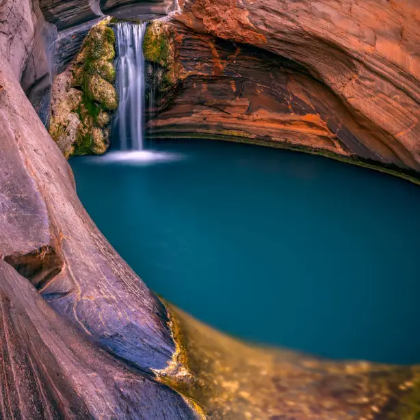 Ein Wasserfall in einer Schlucht im Karijini National Park, Westaustralien