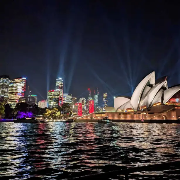De skyline en het Opera House stralen 's nachts in Sydney Australië