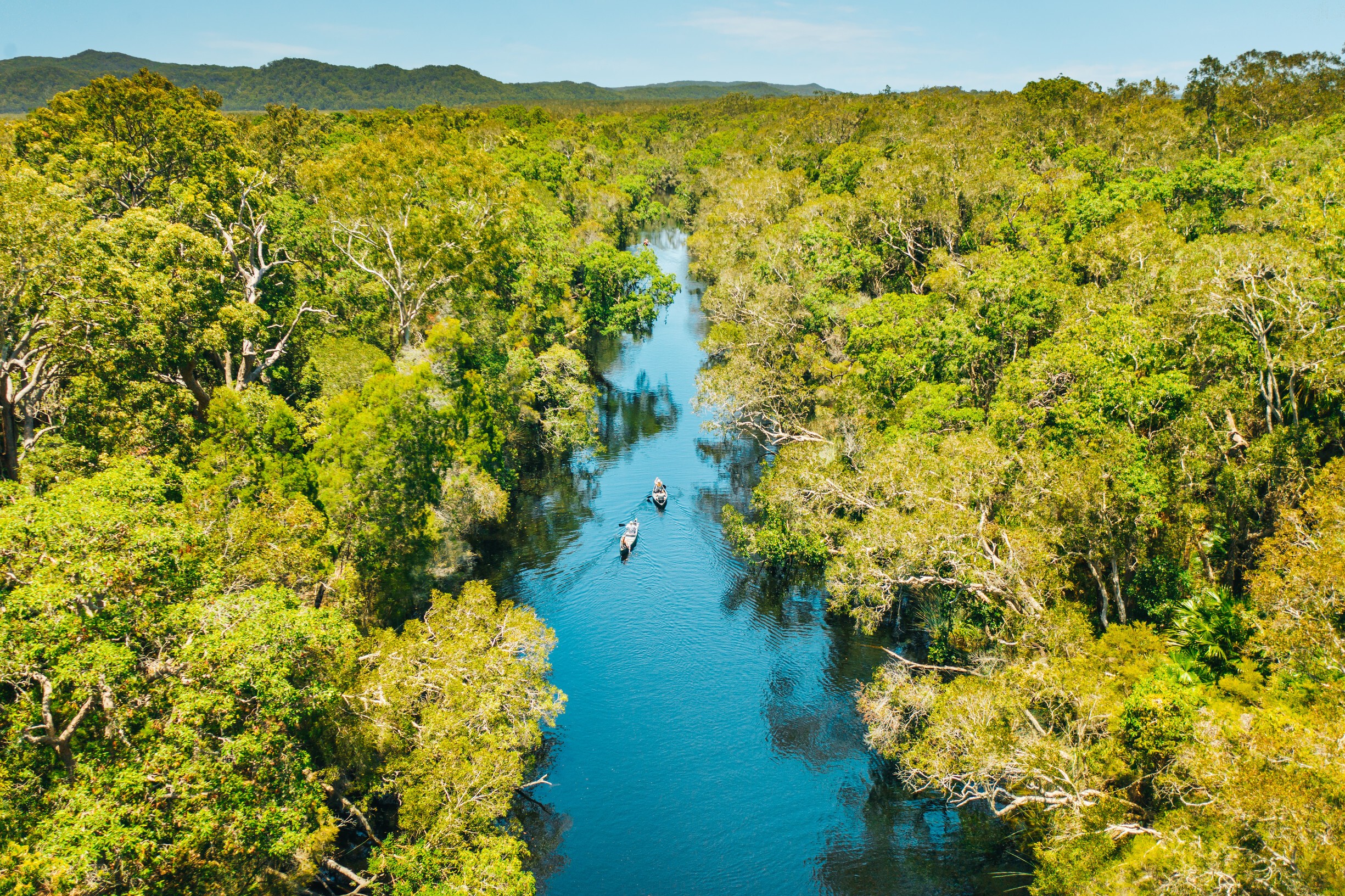 Zwei Personen fahren mit dem Kajak durch die Noosa Everglades in Australien