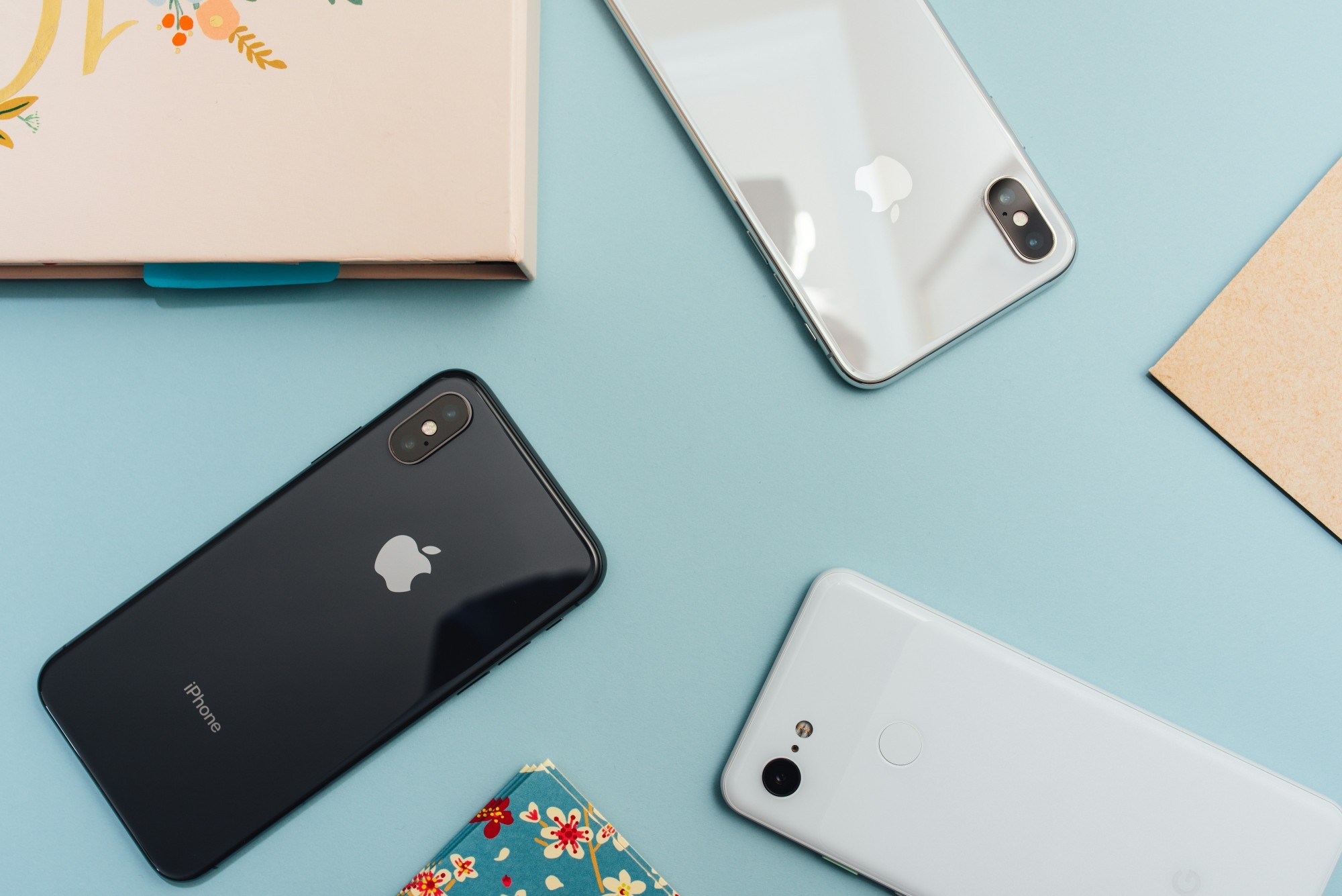 Telefone liegen auf einem hellblauen Untergrund